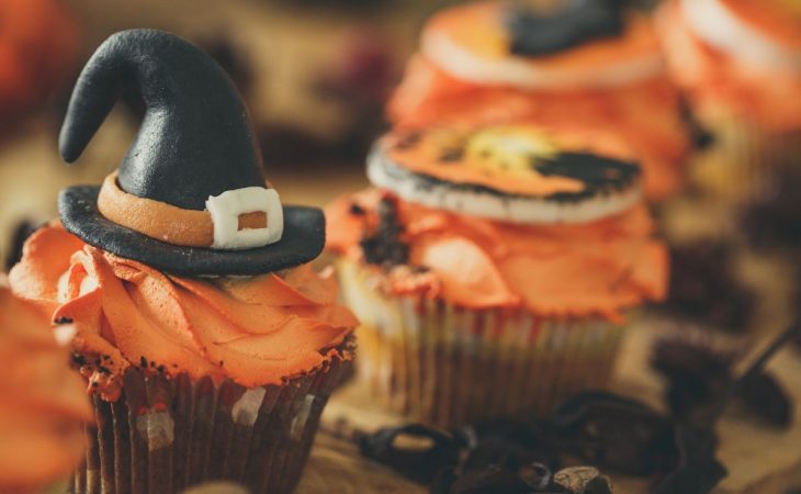 Cupcake de Halloween com chapéu de bruxa