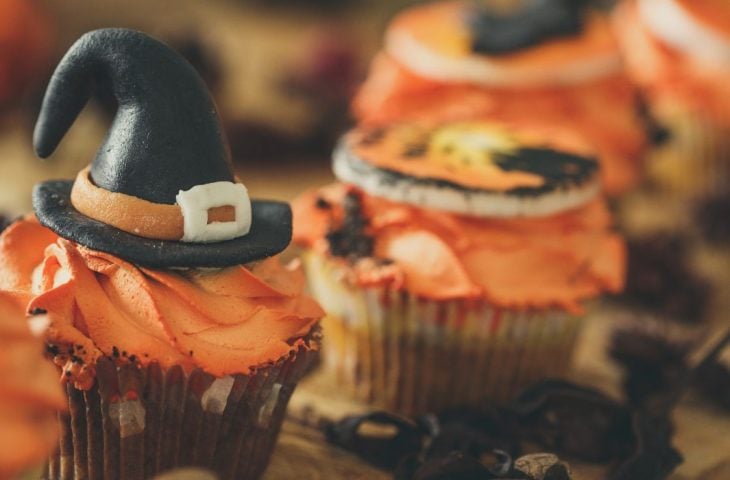 Cupcake de Halloween com chapéu de bruxa