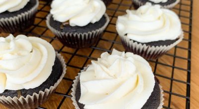 Cupcakes de cacau com recheio de caramelo salgado