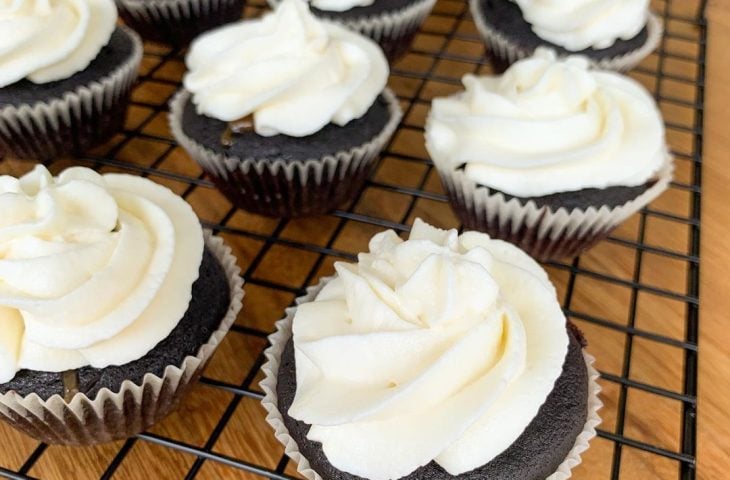 Cupcakes de cacau com recheio de caramelo salgado