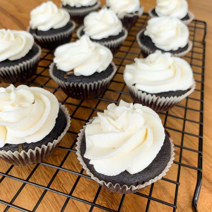 Cupcakes de cacau com recheio de caramelo salgado