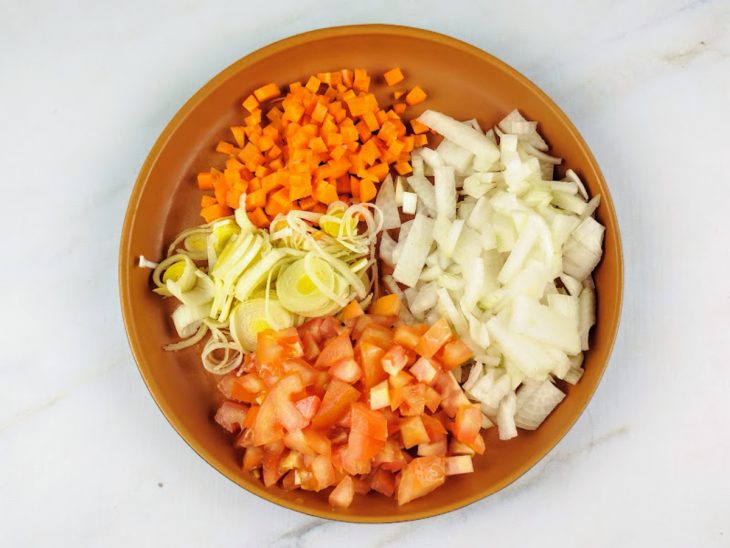 Ingredientes picados e reservados em um prato.