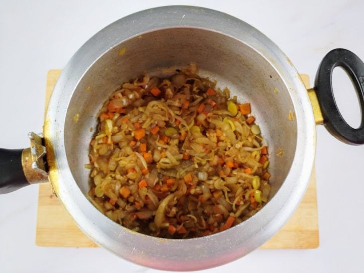 Ingredientes para refogar com azeite na panela de pressão.