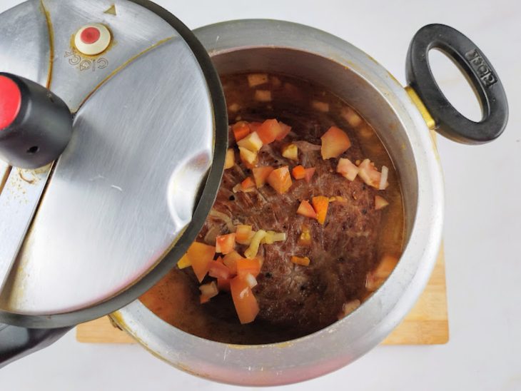 Panela sem pressão e com carne cozida.