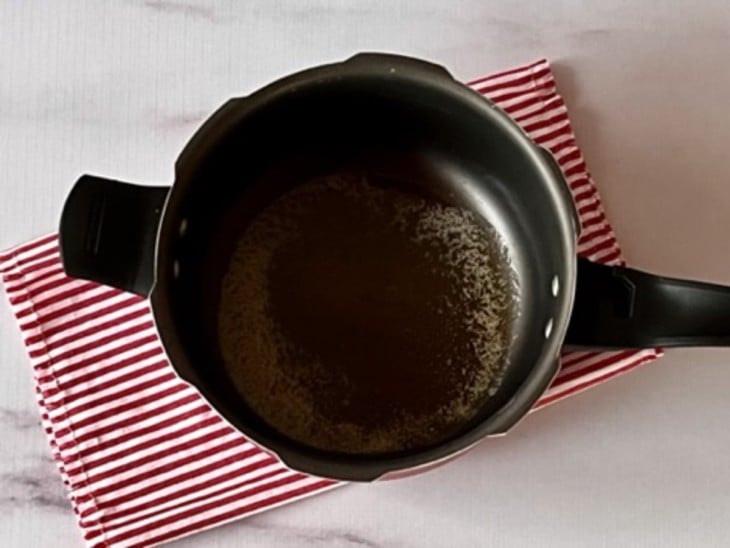 Panela de pressão com manteiga e azeite.