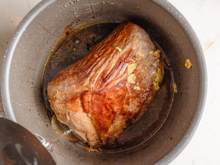 Água adicionada a panela de pressão.