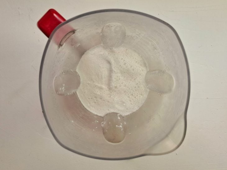 coco fresco e água quente no liquidificador