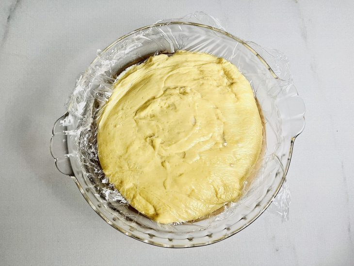 massa de curau em refratário para ir resfriar.
