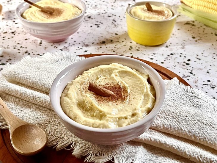curau de milho cremoso finalizado com canela .