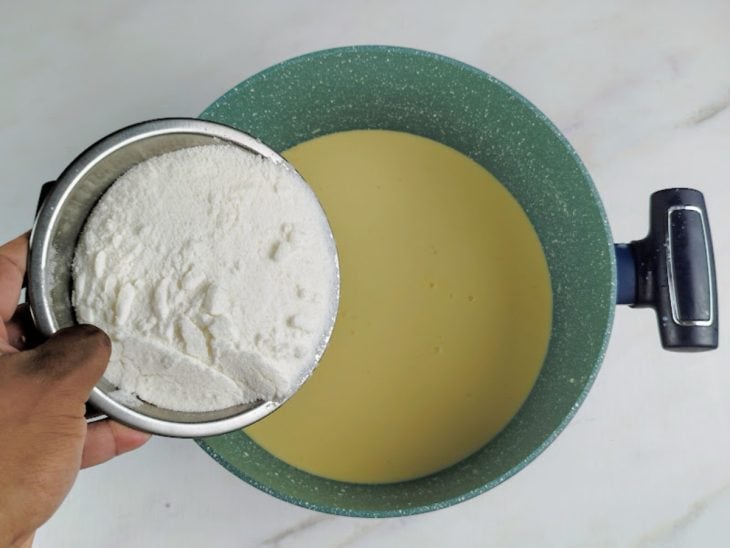 Açúcar adicionado a panela.