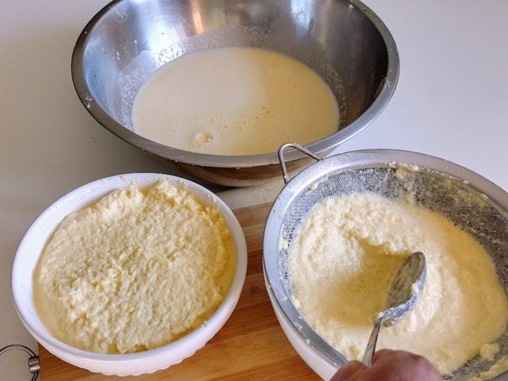 A mistura de milho e leite senod coado.