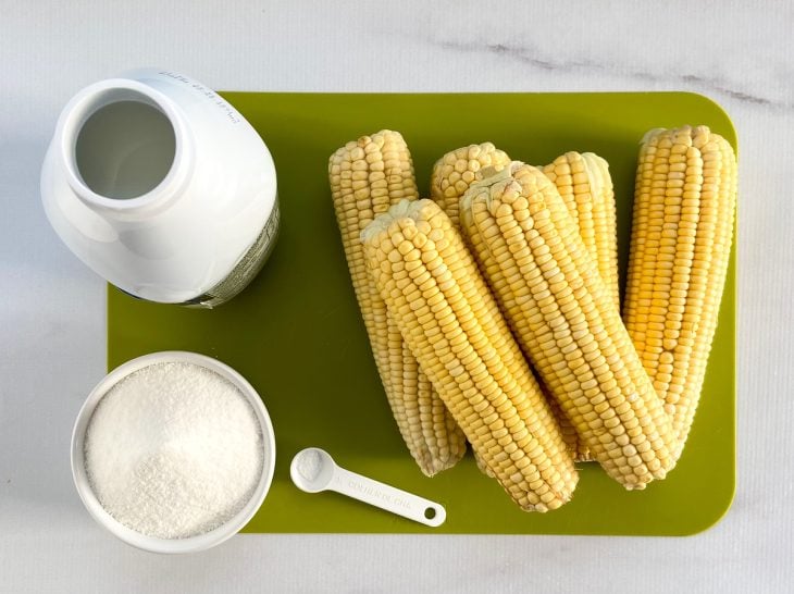 Uma bancada com os ingredientes separados.
