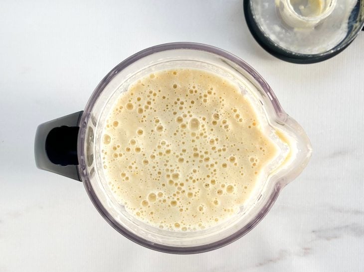 Um liquidificador contendo a mistura de milho e leite.