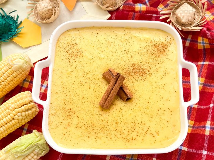Um recipiente contendo curau de milho verde.