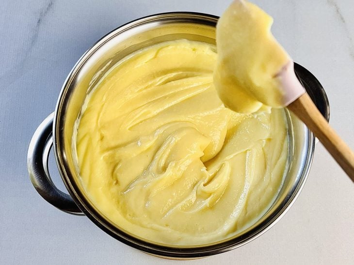 Mistura já peneirada em uma panela, acrescentando-se manteiga e leite condensado.