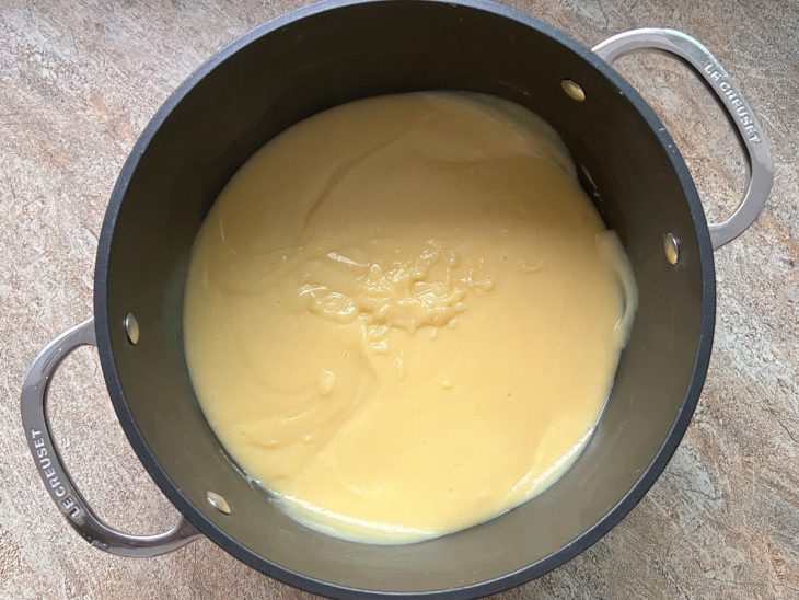 Curau levado ao fogo em uma panela.