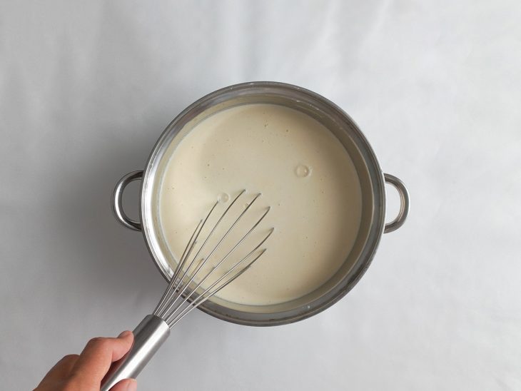 Açúcar adicionado na panela e incorporado com fouet.