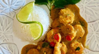 Curry de camarão e leite de coco