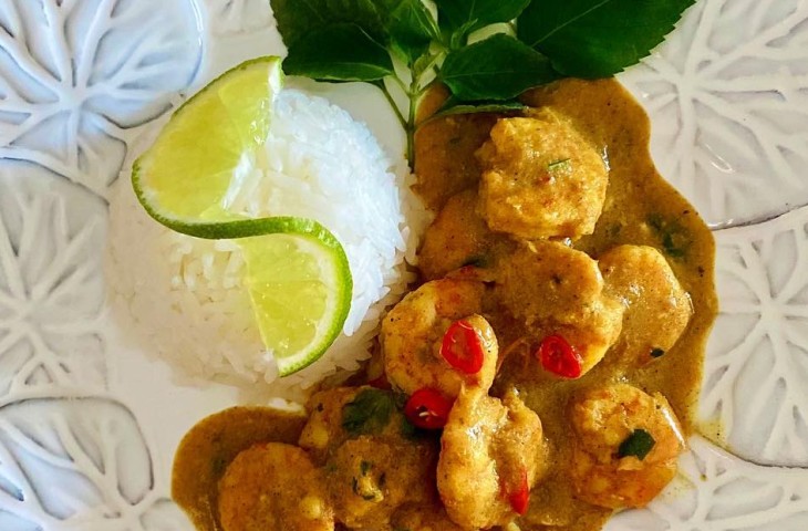 Curry de camarão e leite de coco