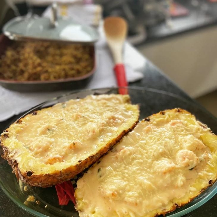 Curry de camarão no abacaxi