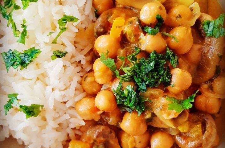Curry de grão-de-bico com cogumelos