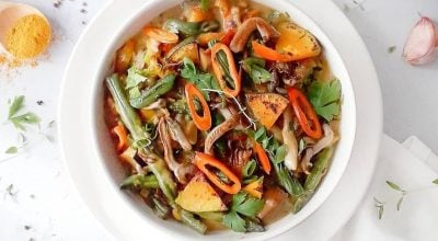 Curry picante de cogumelos e legumes