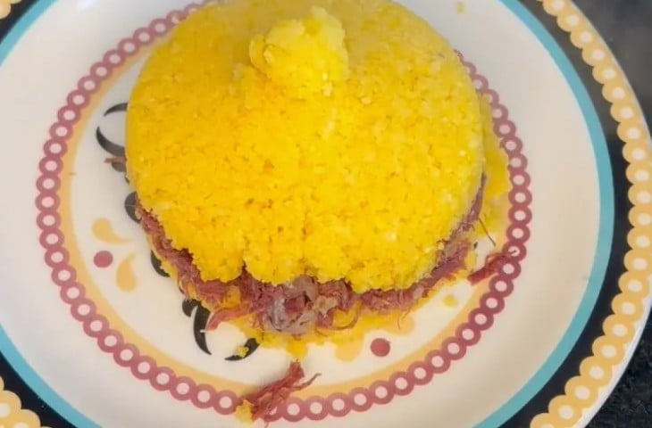 Cuscuz com carne-seca e queijo