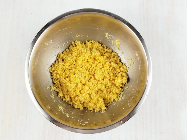 Flocos de milho hidratados com água e sal em tigela.