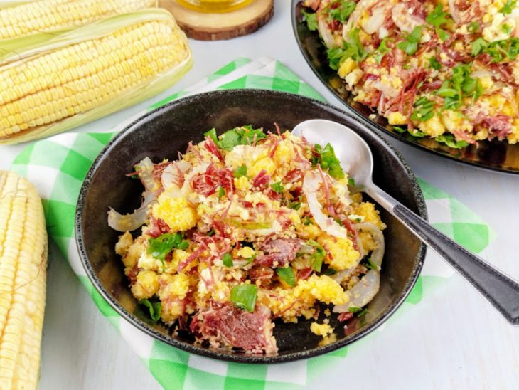 Porção servida em prato individual, com cheiro-verde e visual apetitoso.