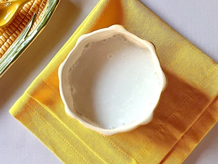 Um recipiente com o leite de coco e a água.