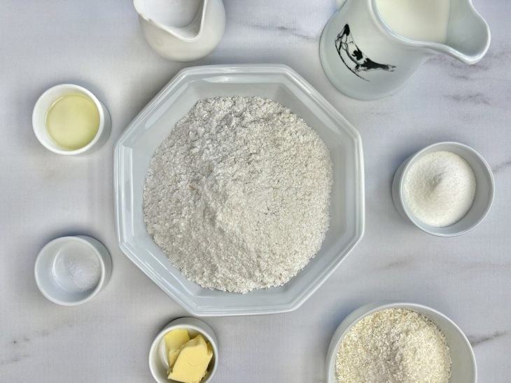 Uma bancada com os ingredientes separados.