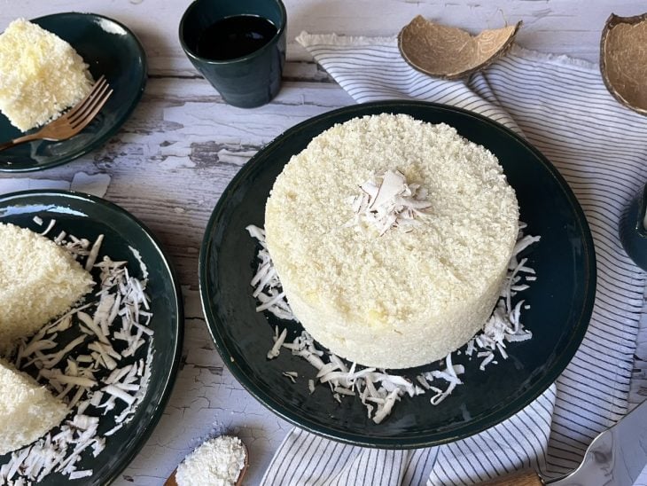 Um prato contendo cuscuz de arroz.