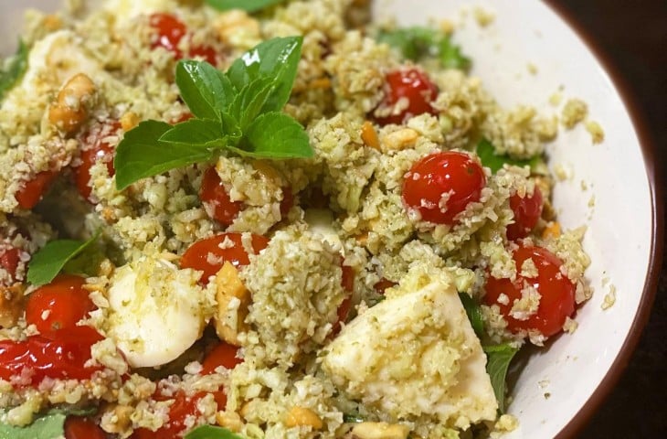 Cuscuz de couve-flor caprese