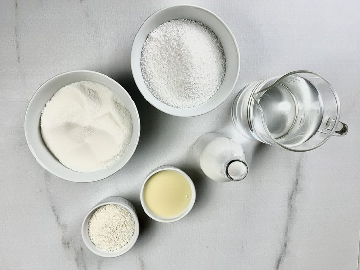 ingredientes para preparo de cuscuz de tapioca com água separados e organizados.