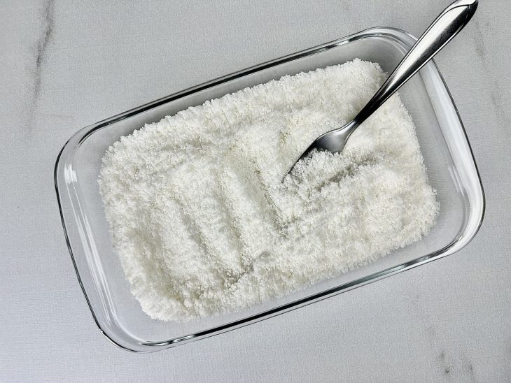 tapioca granulada, farinha de tapioca e açúcar misturados em refratário.