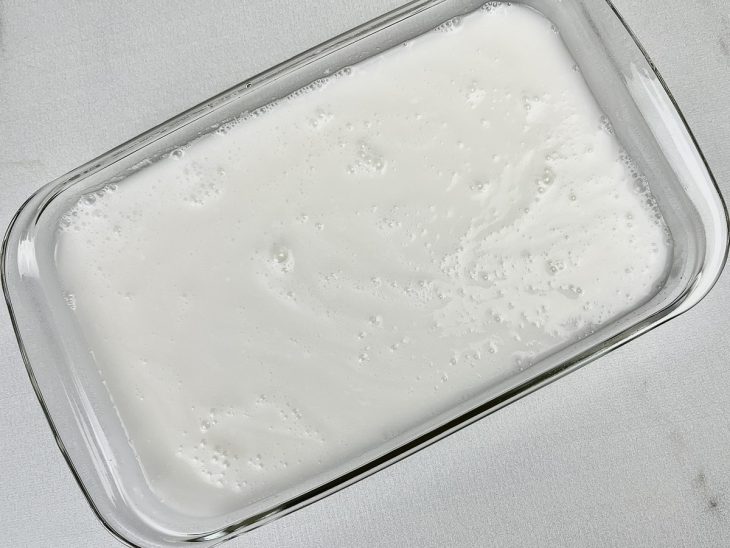 leite de coco e água adicionados a mistura para preparo de cuscuz de tapioca.