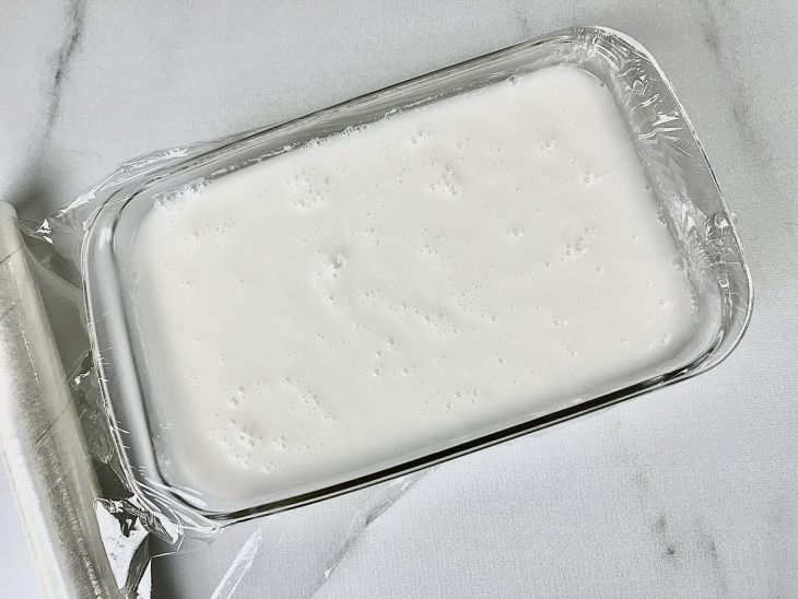 sobremesa coberta com plástico filme para ir para geladeira.