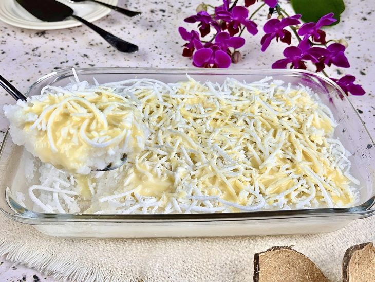 cuscuz de tapioca finalizado com coco ralado fresco e leite condensado.