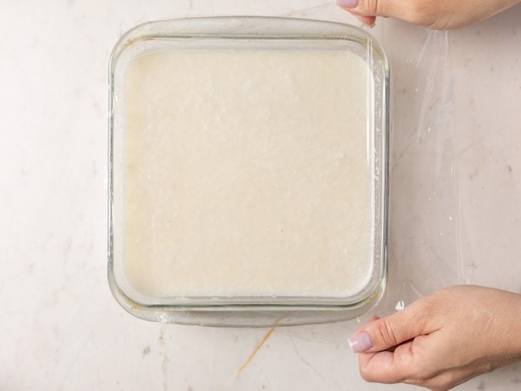 refratário coberto com plástico para resfriar a sobremesa.