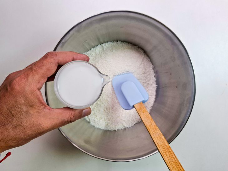Leite de coco adicionado a tigela.