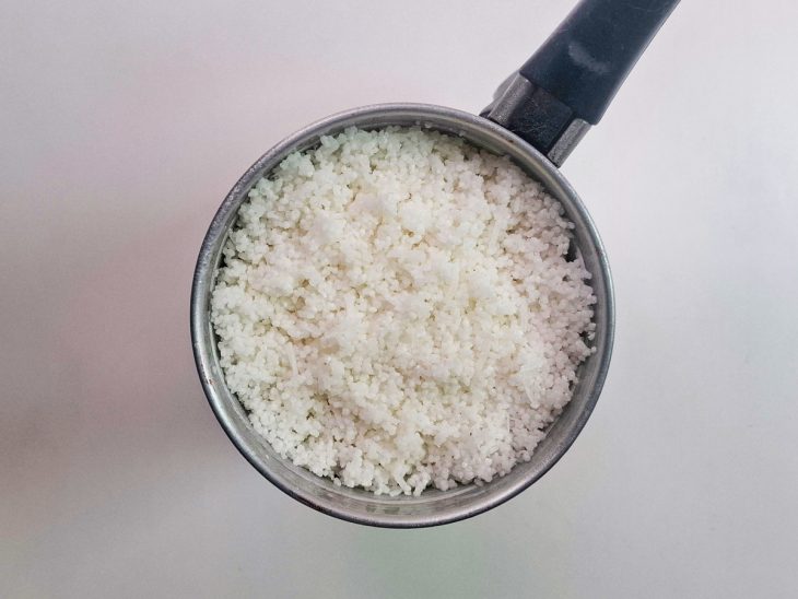 Mistura transferida para uma cuscuzeira com água.