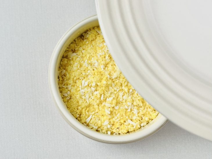 Prato para tampar o pote de cuscuz.