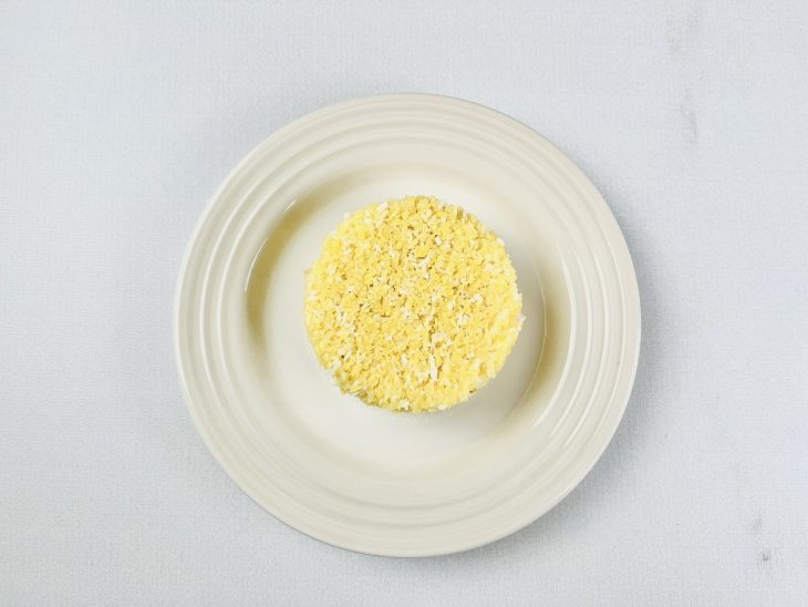 Cuscuz desenformado sobre um prato individual.