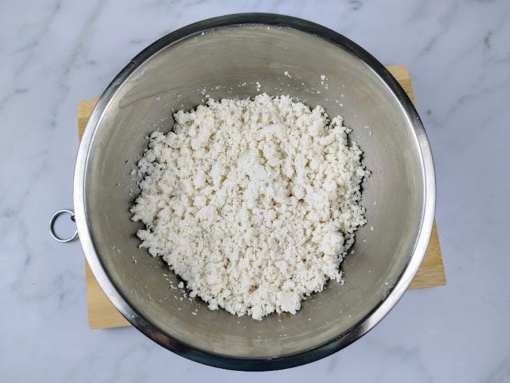 Um recipiente contendo flocão de arroz hidratada.