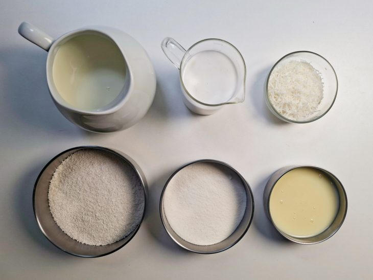 Ingredientes reunidos na bancada.