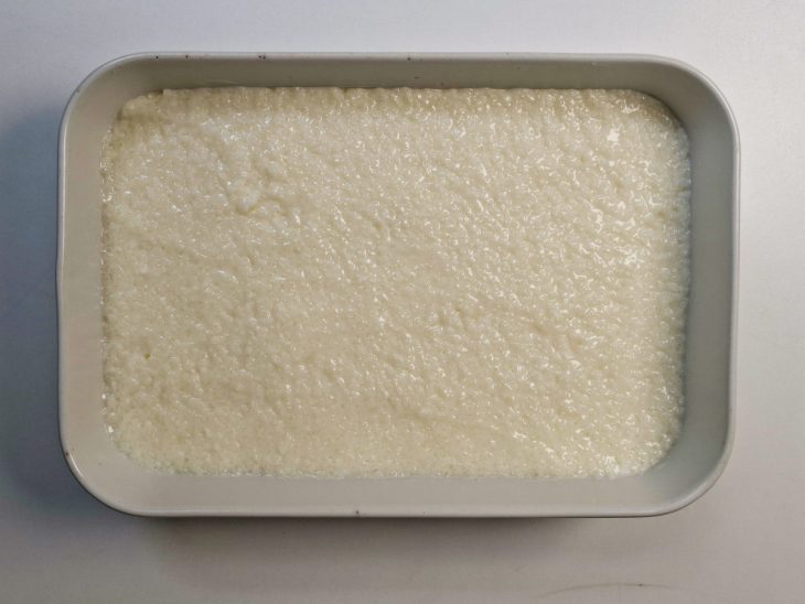 Mistura transferida para uma travessa.