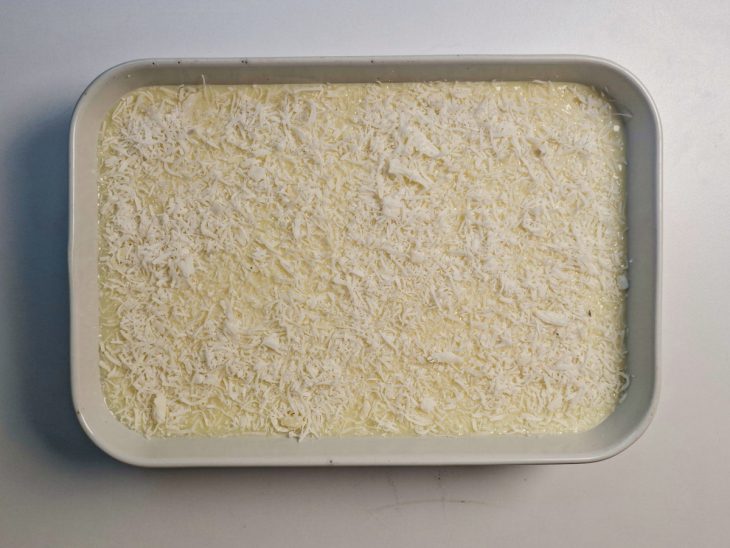 Leite condensado e coco ralado adicionados por cima do cuscuz.