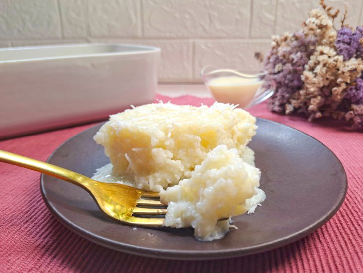 Porção do cuscuz servida em prato.