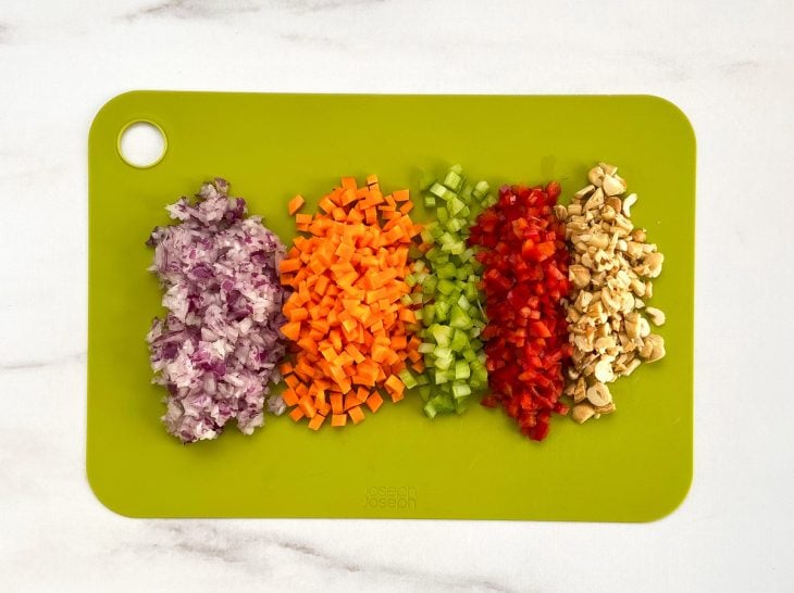 Ingredientes picados em uma tábua.