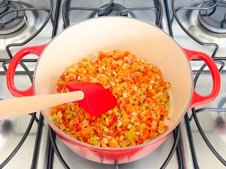 Panela com ingredientes refogados na manteiga.